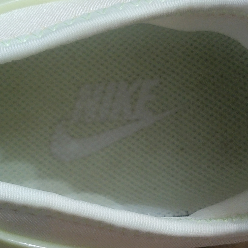 Nike air vapormax, used, no box, like new, 5 men/6.5 women, barely volt - Picture 10 of 10